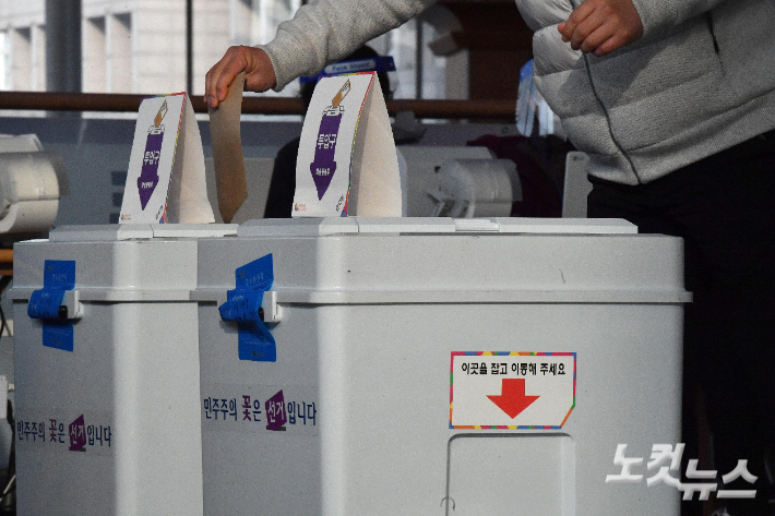 제20대 대통령선거 사전투표가 시작된 4일 서울역에 마련된 사전투표소에서 시민들이 투표를 하고 있다. 박종민 기자