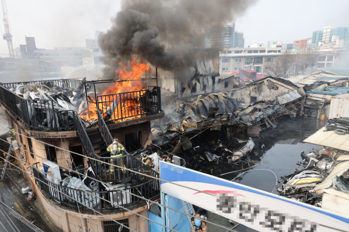 4일 서울 성동구의 한 공업사에서 화재가 발생해 소방대원들이 진압하고 있다. 연합뉴스