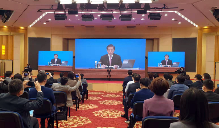 4일 오후 중국 베이징에서 열린 전국인민대표대회(전인대) 기자회견에서 장예쑤이 전인대 대변인이 취재진의 질문에 답하고 있다. 연합뉴스