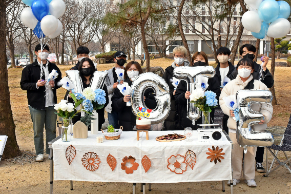 더불어민주당 광주 기언치 선거대책위원회는 4일 전남대 사전투표소에 제20대 대통령선거에서 생애 첫 투표를 하는 유권자들과 함께 사전투표를 진행하고 '생애 첫 투표 파티'를 열었다. 민주당 광주시당 제공   
