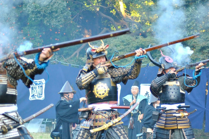 현대 일본에서 전통 방식으로 조총 사격을 재현한 모습. 유튜브 캡처