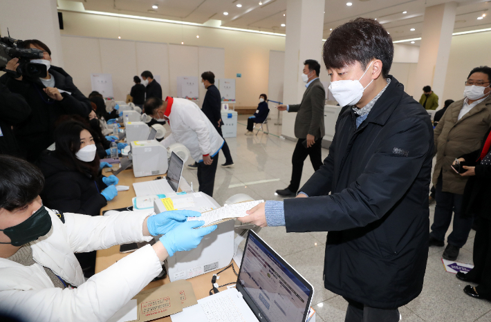 국민의힘 이준석 대표가 4일 오전 광주 북구 용봉동 사전투표소에서 제20대 대통령선거 사전투표를 하고 있다. 연합뉴스