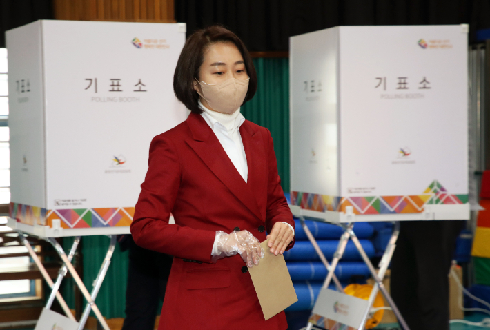 진보당 김재연 대선후보가 4일 오전 광주 서구 치평초등학교에 마련된 사전투표소에서 투표하고 있다. 연합뉴스