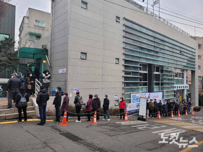사전투표소엔 이른 아침부터 투표에 나선 시민들의 발걸음이 이어졌다. 코로나19 확산세라 각 투표소에선 방역에 신경을 많이 쓰는 분위기였다. 서울 은평구 구산동 주민센터. 서민선 기자