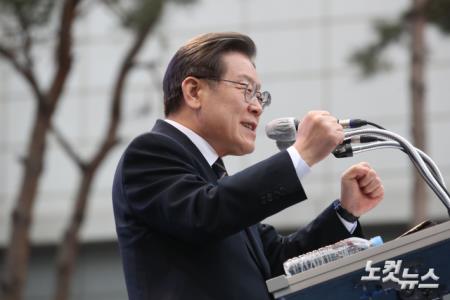 주먹 불끈 쥔 이재명 후보