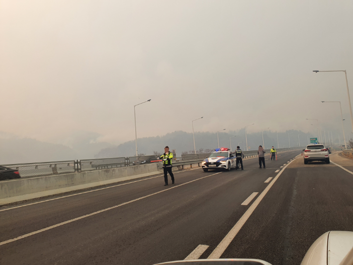 4일 경북 울진군 북면 두천리 야산에서 난 산불이 확산하는 가운데 한울원전과 가까운 7번 국도가 통제되고 있다. 연합뉴스