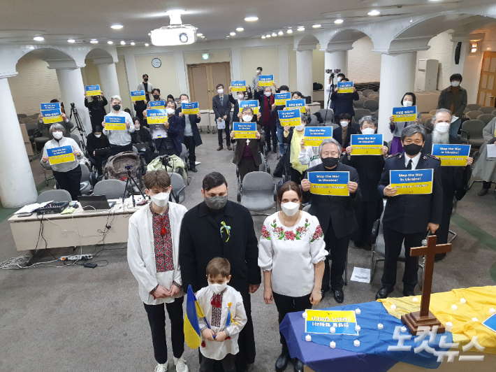 NCCK가 4일 서울 중구 성공회 서울주교좌성당에서 '우크라이나 평화를 기원하는 기도회'를 가졌다.