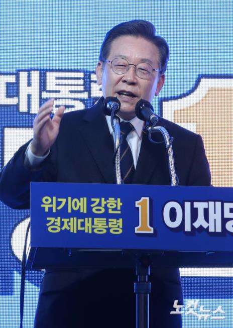 이재명 더불어민주당 대선 후보가 4일 서울 광진구 어린이대공원 후문에서 열린 '더 큰 중랑! 새로운 광진! 뭉치면 이깁니다!' 유세에서 연설하고 있다.