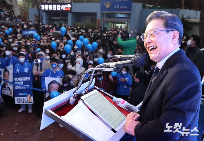 더불어민주당 이재명 대선후보가 4일 서울시 광진구 어린이대공원 후문에서 열린 