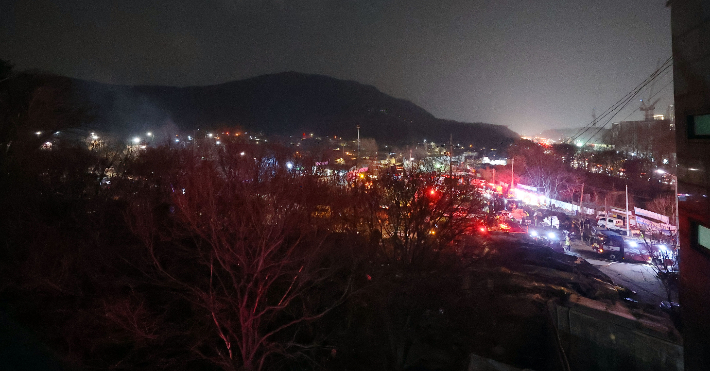 4일 오후 5시 14분께 서울 강남구 개포동 구룡마을 입구 점포에서 불이 난 뒤 대모산으로 불길이 옮겨붙어 소방 당국이 진화 작업을 하고 있다. 연합뉴스