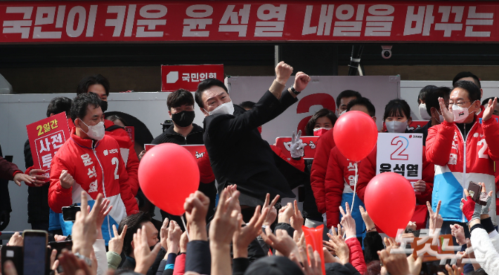 윤석열 국민의힘 대선후보가 4일 부산 북구 구포시장 인근에서 가진 유세에서 시민들에게 지지를 호소하고 있다. 황진환 기자