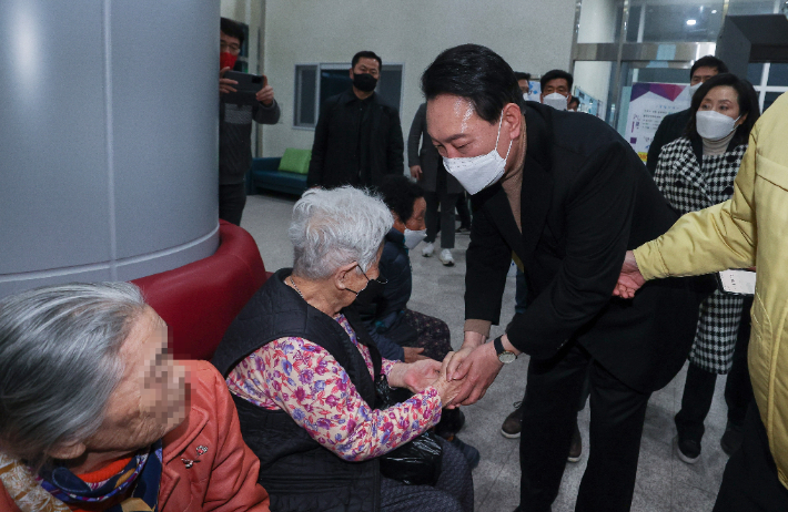 국민의힘 윤석열 대선 후보가 4일 밤 경북 울진군 울진국민체육센터에 마련된 이재민 보호소를 방문해 주민들을 위로하고 있다. 연합뉴스