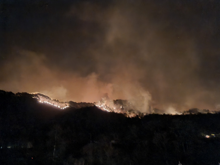 5일 새벽 강한 바람을 타고 확산하고 있는 강릉 옥계 산불. 독자 제공