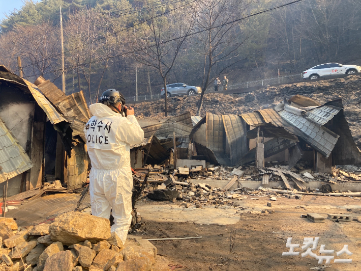 강릉 옥계면 산불 발화지점으로 추정되는 주택 방화 현장에서 경찰이 조사를 벌이고 있다. 최진성 아나운서