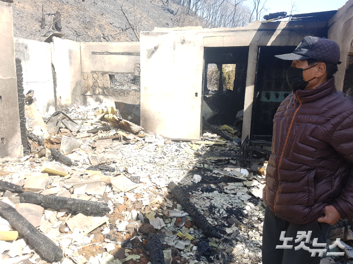 5일 오전 집 주인 김기현씨 산불로 타버린 집안 곳곳을 둘러보고 있다. 진유정 기자