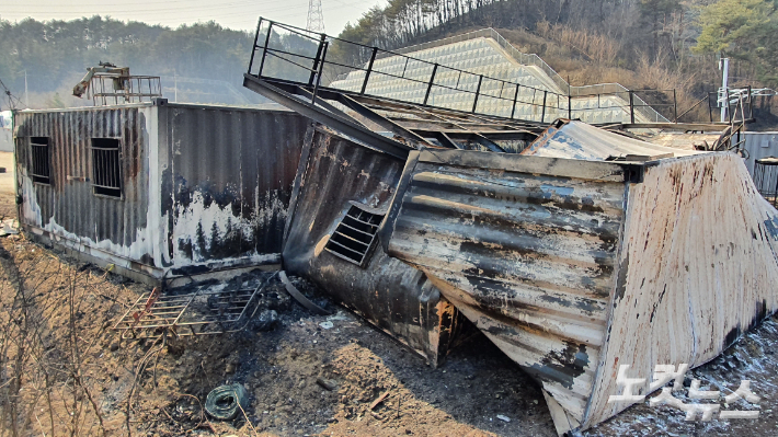 화재로 인해 불에 탄 컨테이너 숙소 모습. 문석준 기자