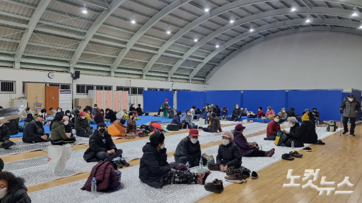 강원 동해 북평여자고등학교 체육관에 주민들이 대피하고 있다. 백담기자