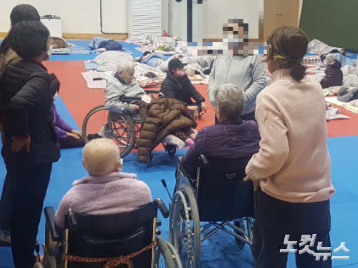 강릉 옥계에서 번진 산불로 동해시 한 요양원에서 생활하던 노인들이 북평여고 체육관으로 대피해 있다. 진유정 기자
