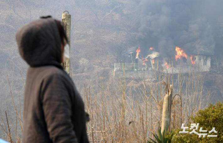 화마가 집어 삼킨 민가를 보며 안타까워 하는 동해시민. 이한형 기자