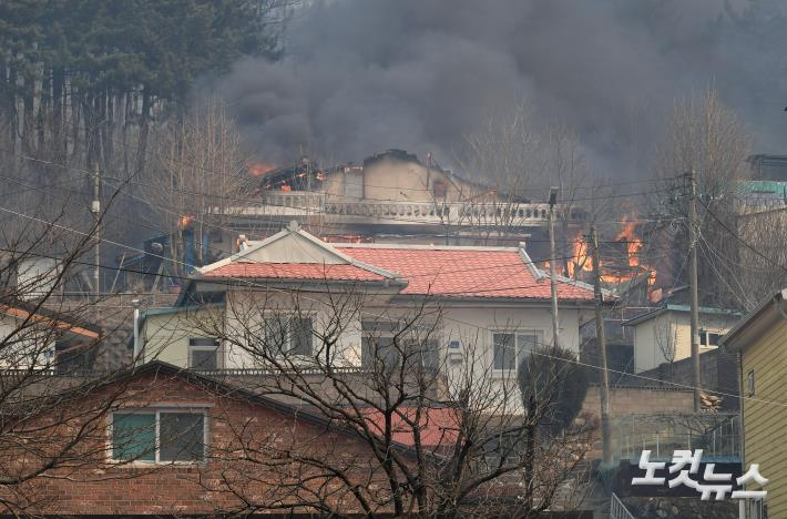 5일 주택가까지 짚어 삼킨 동해 산불. 이한형 기자