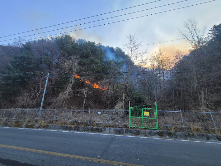 바람타고 확산하고 있는 강릉 성산 산불. 강릉시 제공