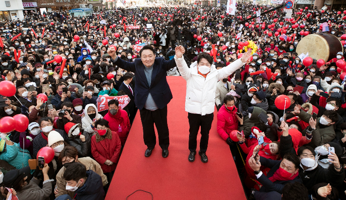 국민의힘 윤석열 대선 후보가 5일 경기도 이천시산림조합 앞에서 국민의당 안철수 대표와 함께 공동유세를 하고 있다. 연합뉴스