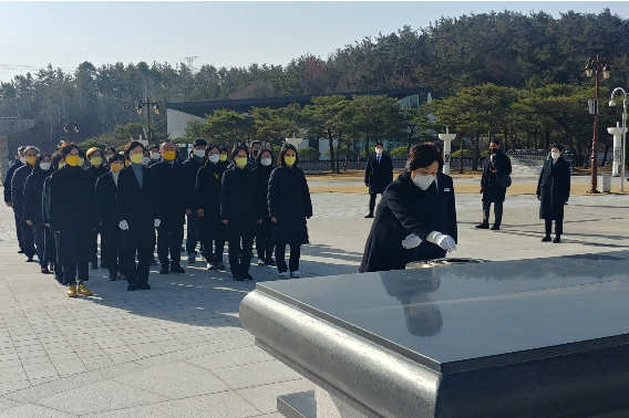 정의당 심상정 대선 후보가 5일 광주 5.18 국립묘지를 찾아 참배하고 있다. 정의당 광주시당 제공