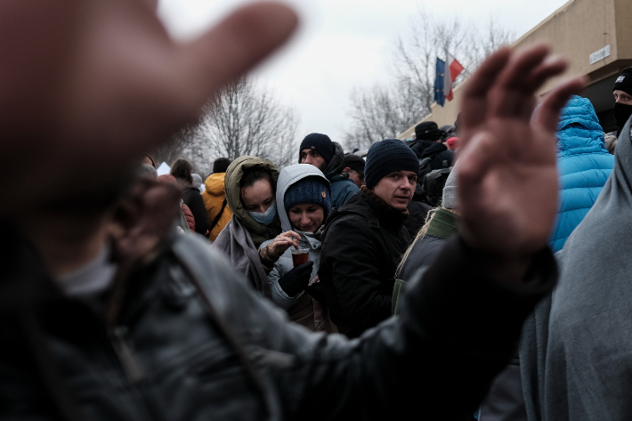 4일 폴란드 프셰미실에서 우크라이나로 가는 기차를 타려는 사람들이 줄을 서고 있다. 연합뉴스
