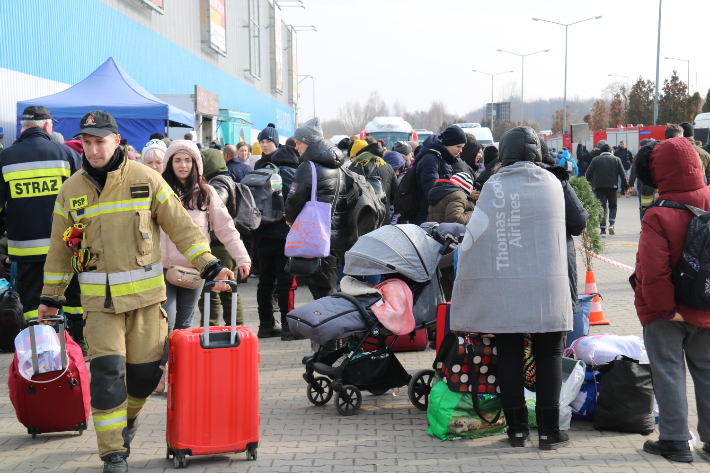 3일(현지시간) 폴란드 크로쵸바 국경검문소 인근 우크라이나 임시수용시설 앞에서 피란민들이 줄을 서 있다. 연합뉴스