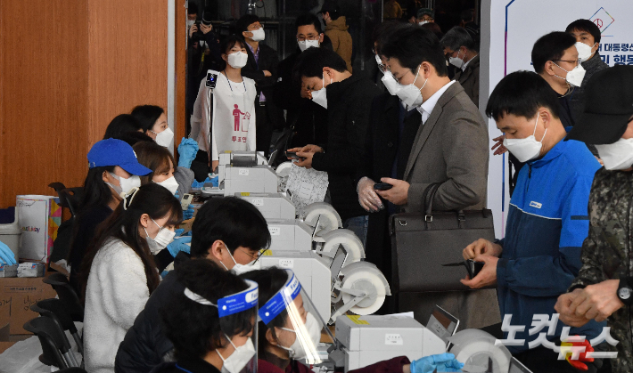 제20대 대통령선거 사전투표가 시작된 4일 서울역에 마련된 사전투표소에서 시민들이 투표를 하고 있다. 박종민 기자