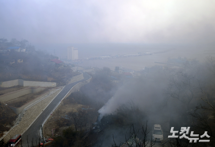 강원 동해시 묵호항 일대 산불 피해 민가에서 연기가 피어오르고 있다. 이한형 기자