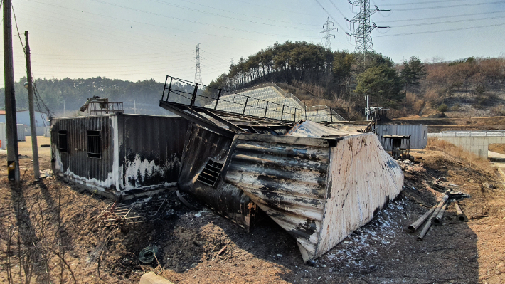 한울원자력본부 인근에 있는 컨테이너가 모두 불에 탄채 무너져 있다. 문석준 기자