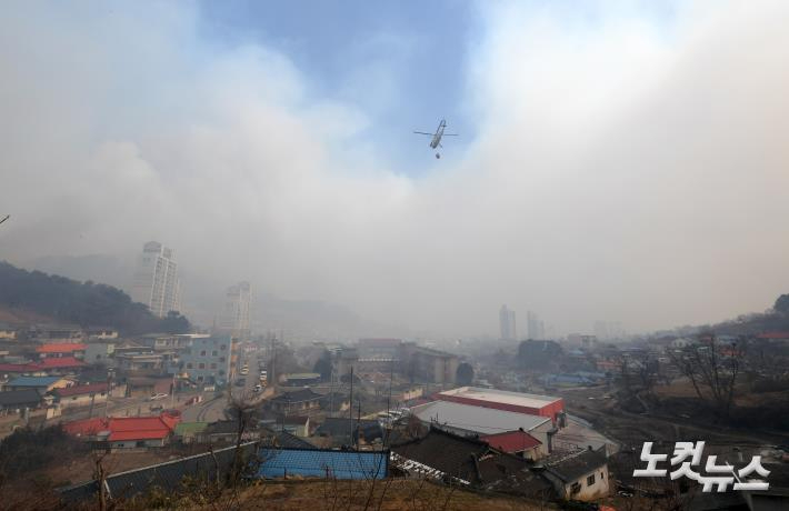 지난 5일 오후 연기로 뒤덮힌 동해시. 이한형 기자