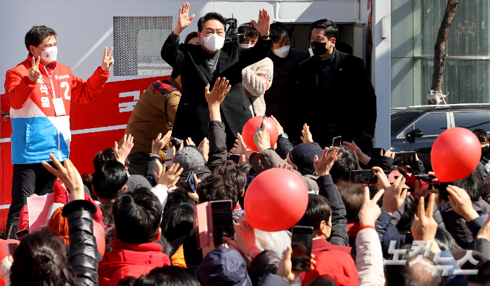 윤석열 국민의힘 대선후보가 6일 오전 서울 중구 동대문디자인플라자 앞에서 열린 유세에서 유권자들에게 지지를 호소하고 있다. 국회사진취재단