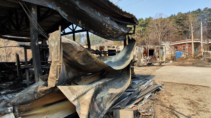 산불로 인해 완전히 불에 탄 창고 모습. 문석준 기자
