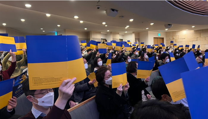 우크라이나를 위한 기도회에 참석한 교인들은 우크라이나 국기를 흔들며, 연대와 지지 의사를 밝혔다. 
