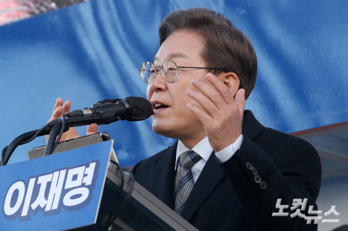 이재명 더불어민주당 대선 후보가 6일 오후 서울 은평구 응암역 인근에서 유세를 하며 지지를 호소하고 있다. 국회사진취재단