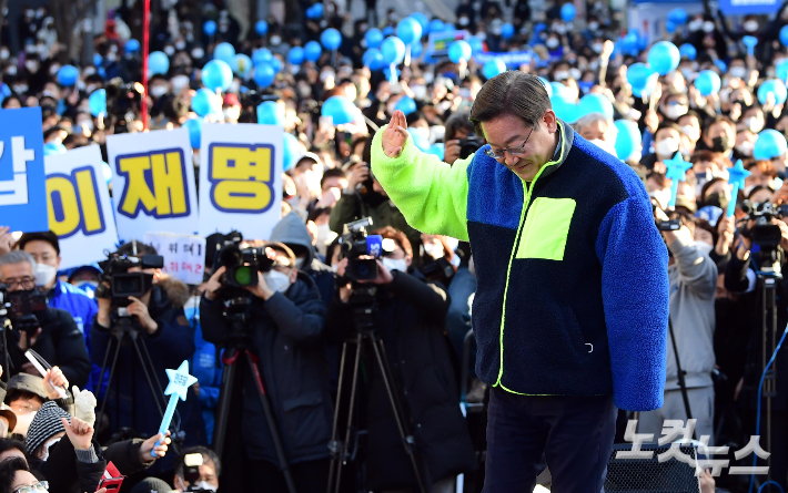 6일 서울 신촌 유플렉스 광장에서 더불어민주당 이재명 대통령 후보가 랩에 맞춰 춥을 추며 지지자들에게 인사를 하고 있다. 국회사진취재단