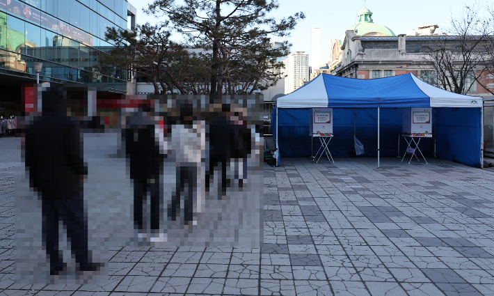 5일 오후 서울역 앞 임시기표소에서 코로나19 확진·격리자들이 투표하기 위해 대기하고 있다. 연합뉴스