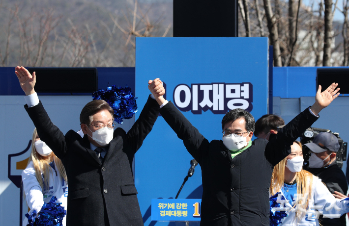 이재명 더불어민주당 대선 후보(왼쪽)와 김동연 새로운물결 당 대표가 일 오후 서울 도봉구 도봉산 입구에서 열린 유세에서 유권자들에게 인사하고 있다. 국회사진취재다뉴