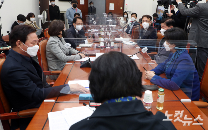 국회 행정안전위원회 서영교 위원장과 박완수 국민의힘 간사, 백해련 더불어민주다 의원 등이 6일 오후 국회 행정안전위원회 소회의실에서 박찬진 중앙선관위 사무차장으로부터 코로나19 확진자·격리자 사전투표 부실 관리 논란과 관련해 현안보고를 받고 있다. 박종민 기자