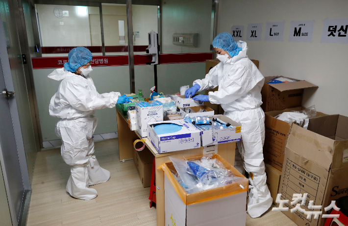 서울 광진구 혜민병원 준중증·중등증병상에서 의료진들이 환자가 있는 병동으로 들어갈 준비를 하고 있다. 박종민 기자