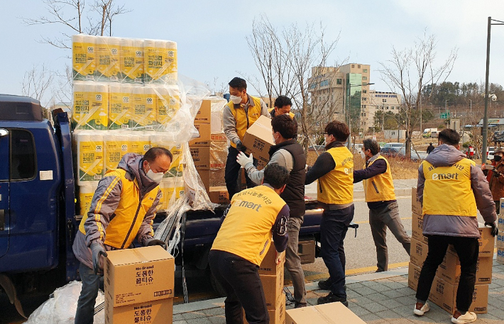 신세계그룹 산불 피해지역 구호물품 전달. 신세계그룹 제공 