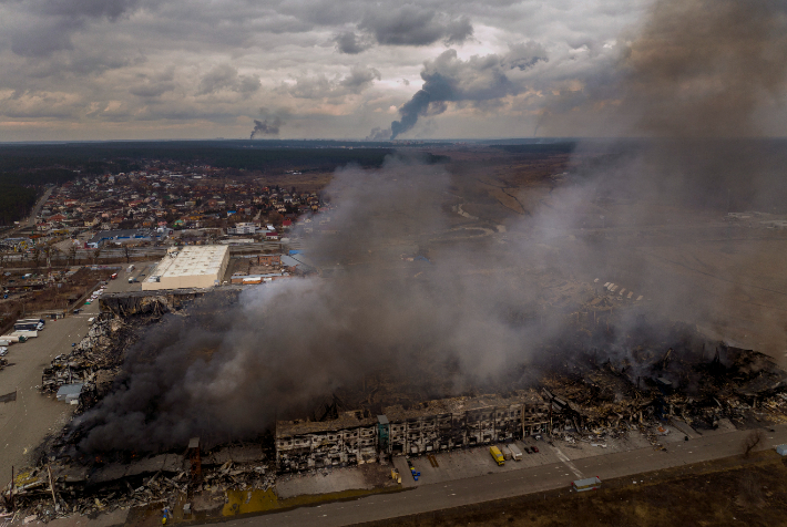 6일(현지시간) 우크라이나 수도 키이우 인근 소도시 이르핀 시내 공장과 상가 등에서 러시아군의 포격으로 짙은 연기가 솟아오르고 있다. 연합뉴스