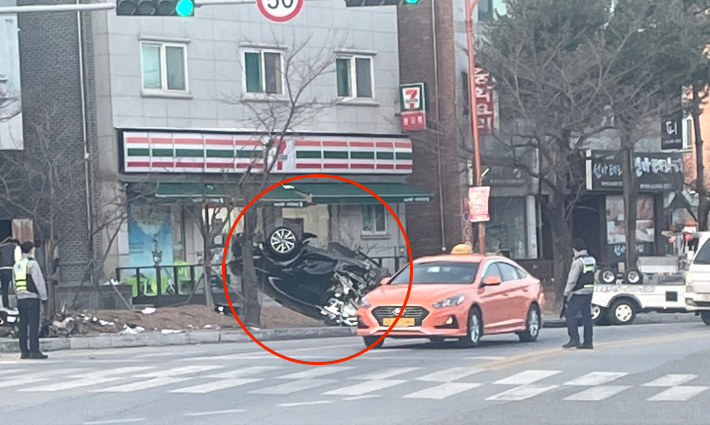 7일 오전 6시 30분쯤 강원 강릉시 교동 인근 도로에서 그랜져 승용차가 상가쪽으로 돌진하다 전복되는 사고가 발생했다. 독자 제공