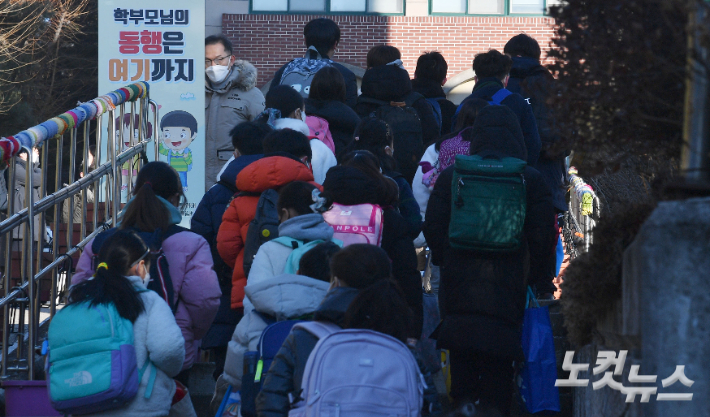 오미크로 변이 확산세가 거센 가운데 전국 초중고등학교가 개학한 지난 2일 서울 태랑초등학교에서 학생들이 등교하고 있다. 박종민 기자