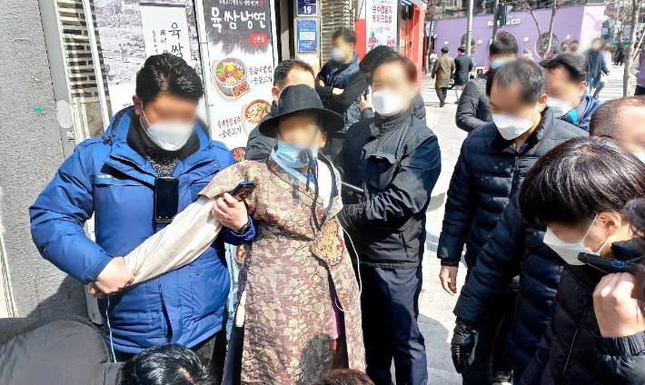 더불어민주당 송영길 대표를 둔기로 공격한 괴한이 현장에서 제압당한 모습. 연합뉴스