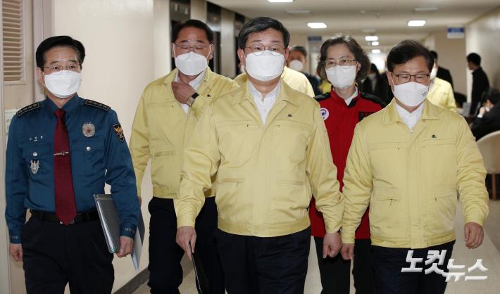 합동브리핑실 이동하는 전해철 장관