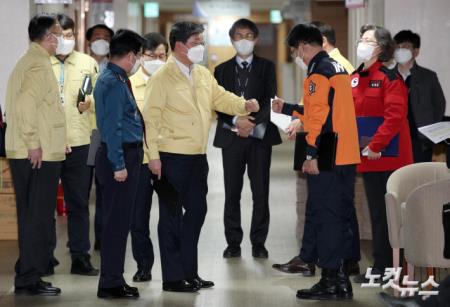 산불방지 대국민 담화문 준비하는 전해철 장관