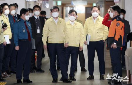 산불방지 대국민 발표 준비하는 전해철 장관